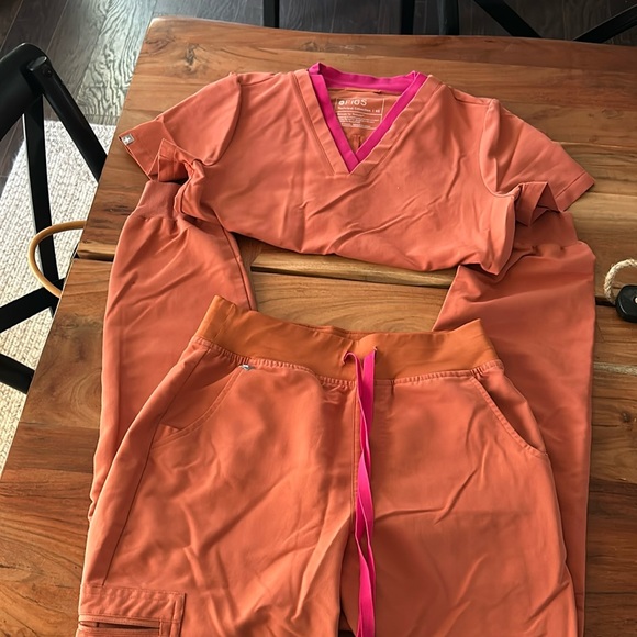 FIGS Scrub Set - Picture 1 of 3